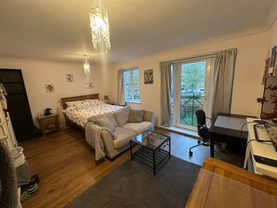 Double room in professional home-share  Main Photo