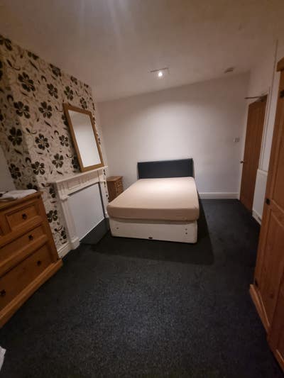 Close to train station and town centre  Main Photo