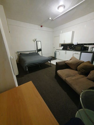 Studio flat with Kitchenette  Main Photo