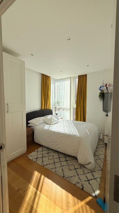 Double bedroom with own bathroom in bright flat Main Photo