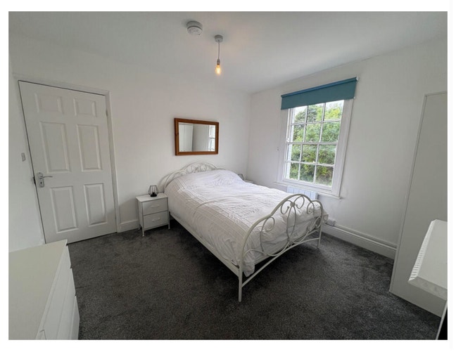 Room above lovely cafe Main Photo