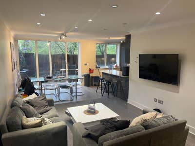 Bedroom in St Johns Wood large flat + outside area Main Photo