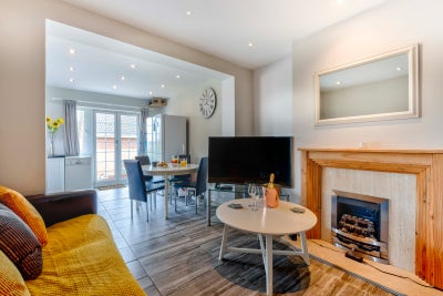 4 Varied size double rooms to rent Main Photo