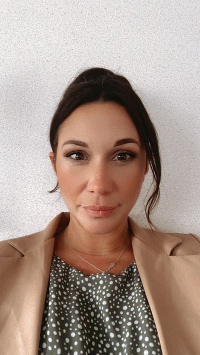 I am a professional female aged 40. I am look... Main Photo