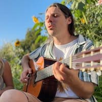 Professional musician seeks double room Main Photo