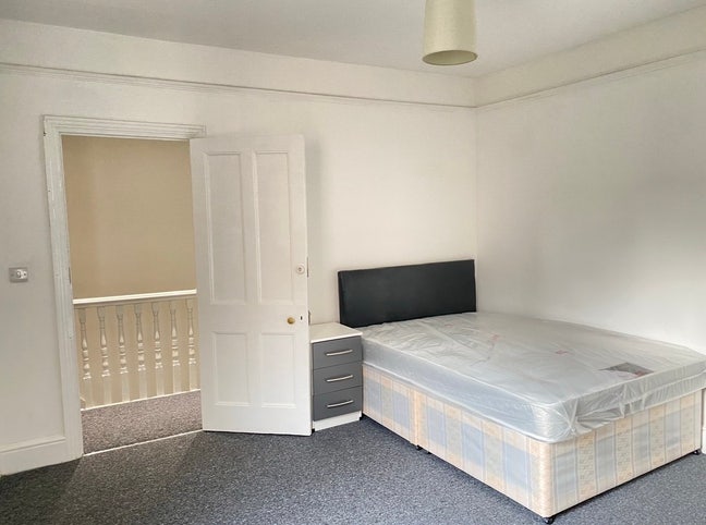 Large Double Room Available- Luton Town Centre-LU1 Main Photo