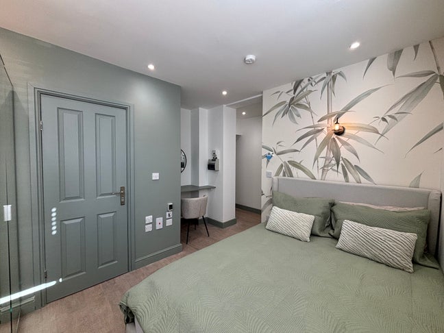 🏡 Modern En-Suite Room Near City Centre + Parking Main Photo