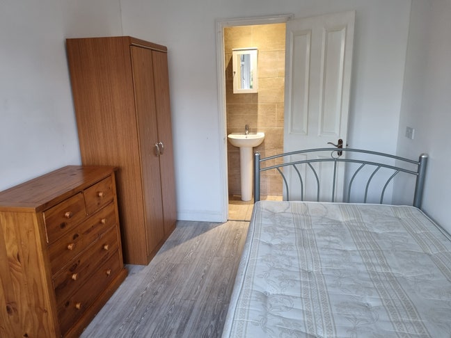 Cambridge Double Ensuite CB1 nr Perne Rd CO-OP Main Photo