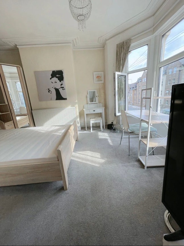 En-suite room| short let till 30 August  Main Photo