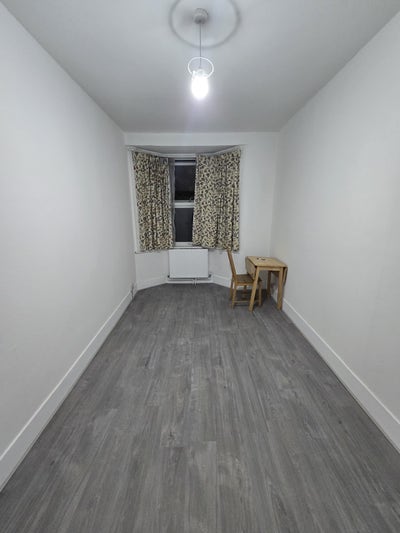 A newly refurbished double room in Plaistow Main Photo