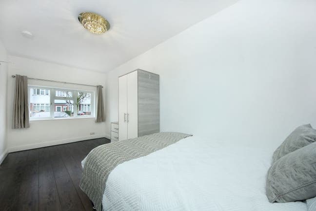 Spacious double room - Acton Main Line Main Photo