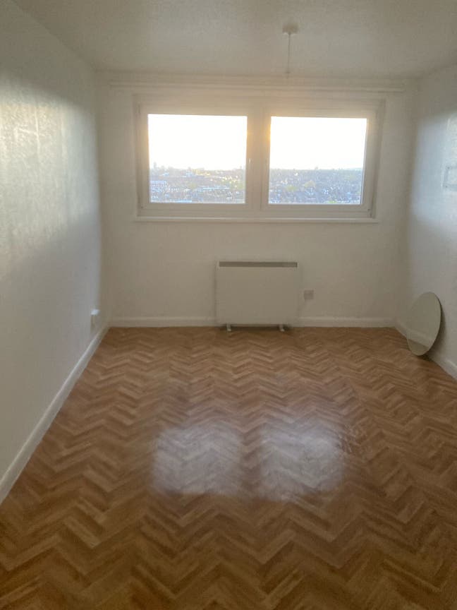 Bright Double Size Room in Guardianship Main Photo