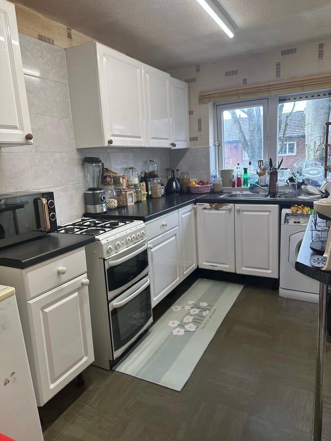 •Cosy room, bills included, great location Main Photo