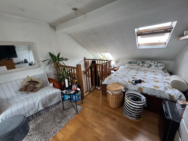 Bright Top Floor Room With En-suite In Wimbledon  Main Photo