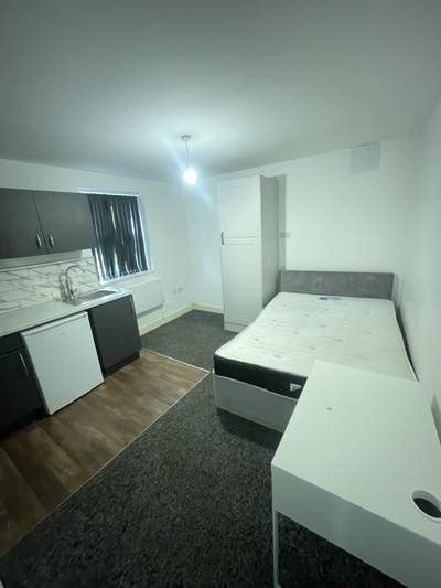  Luxurious Studio Apartments Located in Foleshill Main Photo