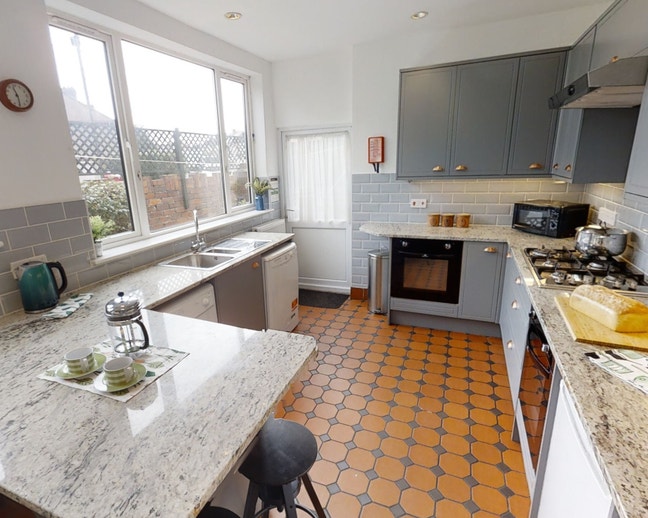 Bills included - Student Double Rm ensuite shower Main Photo