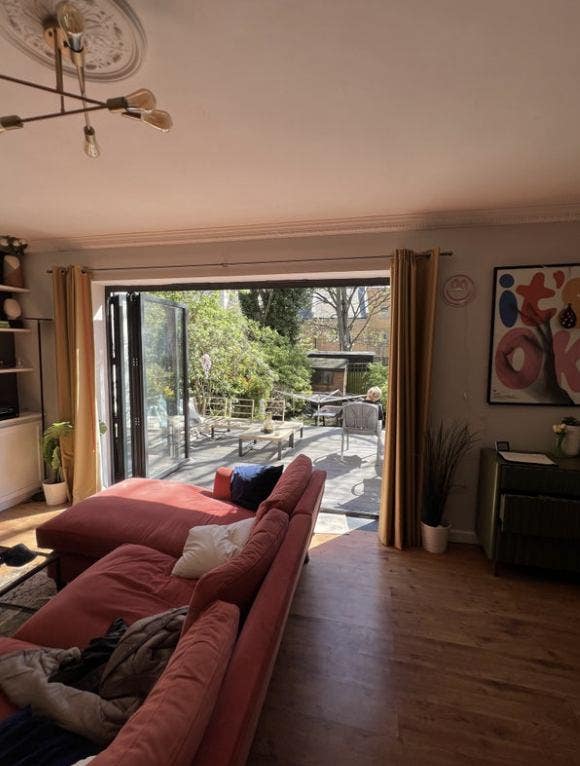 Large Double Room beautiful house with garden Main Photo