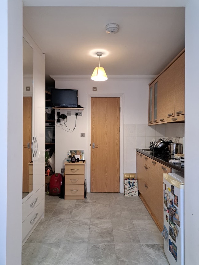 &pound;1200pcm Large Studio in E14 3HG for  Main Photo