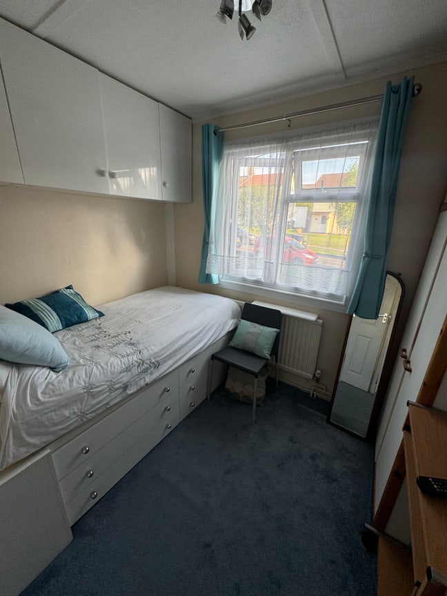 Bright & modern single room in peaceful area Main Photo