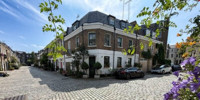 Double Room with Private bathroom and workspace Main Photo