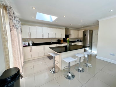 Lovely room Available in morden Main Photo