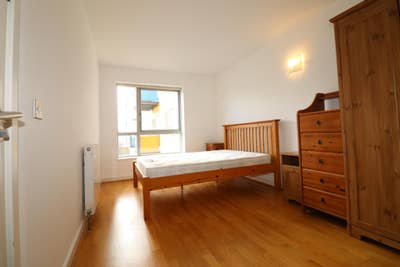Modern 3 Bed Flat - Walking Distance from Jubilee Main Photo