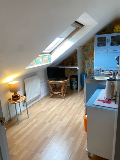 “Quirky Retro Loft with Garden Views kitchenette & Main Photo
