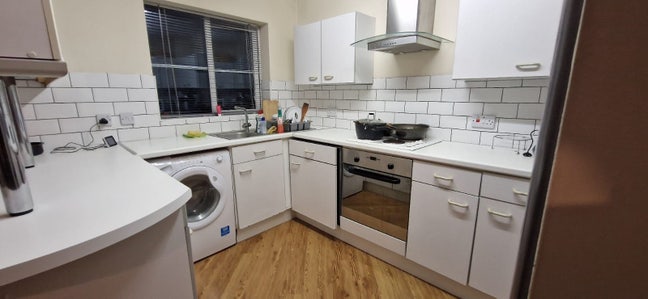 Fully furnished room in 2bed flat (bills included) Main Photo