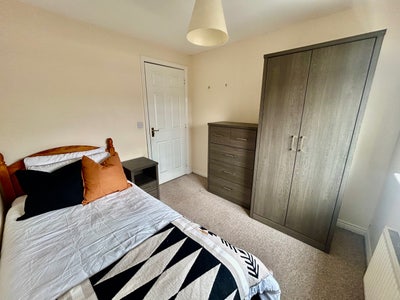 Single room with parking available 1st Oct (10AW) Main Photo