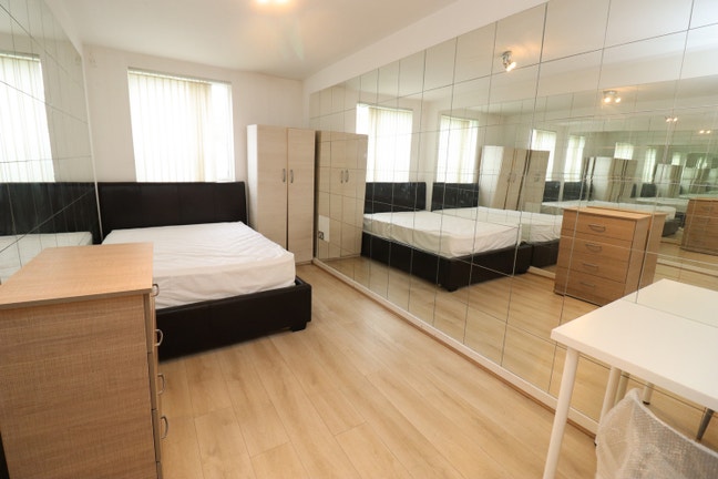 Large Room - Modern Flat - Living&Pool Table -SE16 Main Photo