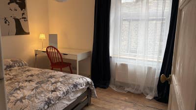 Lovely room in 2/3 bedroom house available  Main Photo