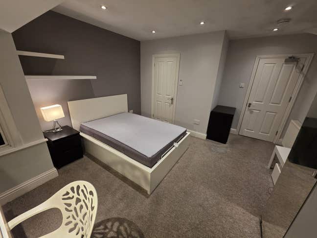 Large Double Room with En-suite Main Photo