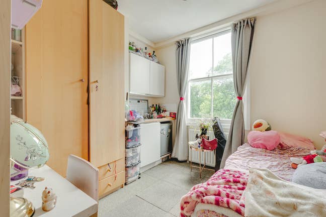 Student only bedsit Main Photo
