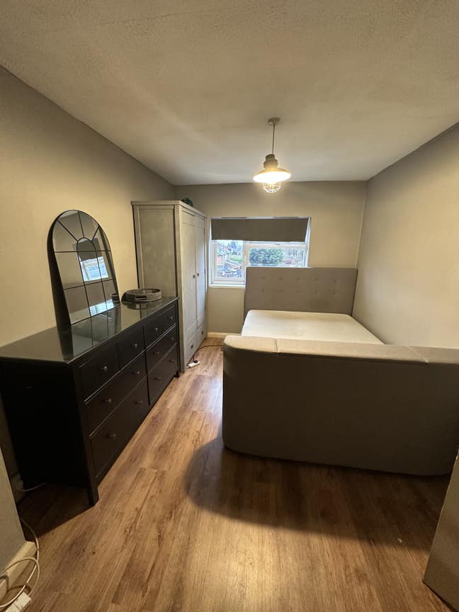 Room with king size bed available in house Main Photo