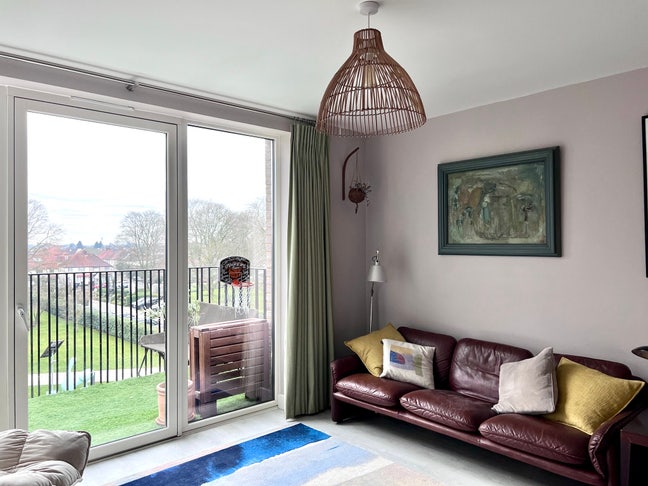 Lovely clean top floor flat 25 minutes from centra Main Photo