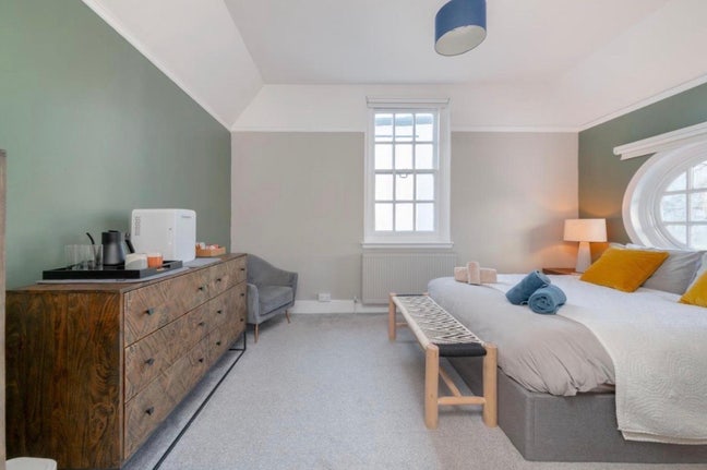 Charming double & own bathroom @The Vicarage  Main Photo