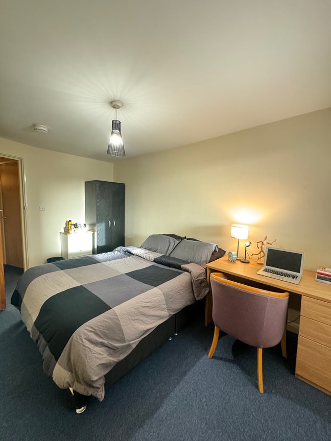 Double bedroom bills included - short term Main Photo