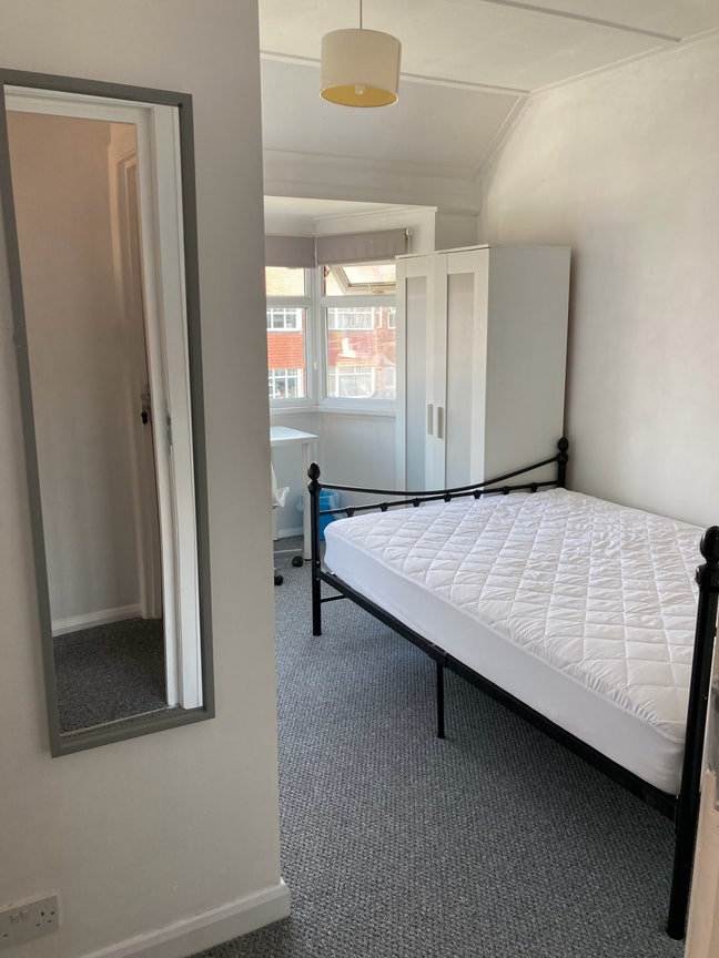 Bright double room with private parking space Main Photo