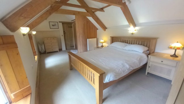 Large en suite room in family home available  Main Photo