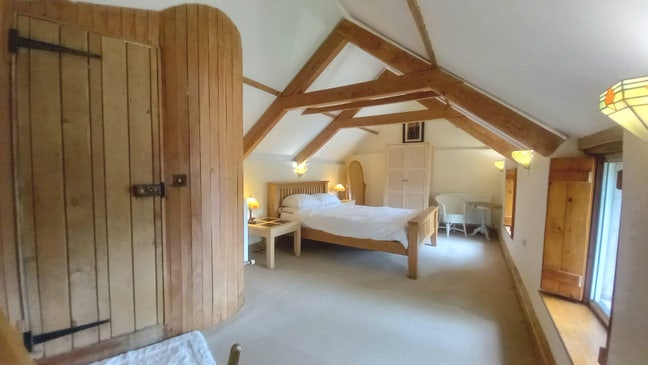 Large en suite room in family home available  Main Photo