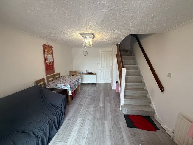 Spacious Double Room, 10 mins to Station Main Photo