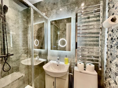 Extra Large Ensuite Double Room- walk to stations  Main Photo