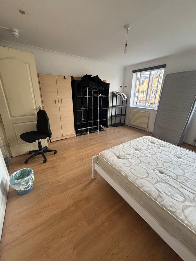 Sharing Room Available @500 Main Photo