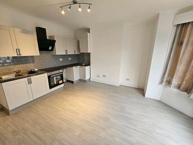 3 Bed Flat, Hayes Crescent, NW11 Main Photo