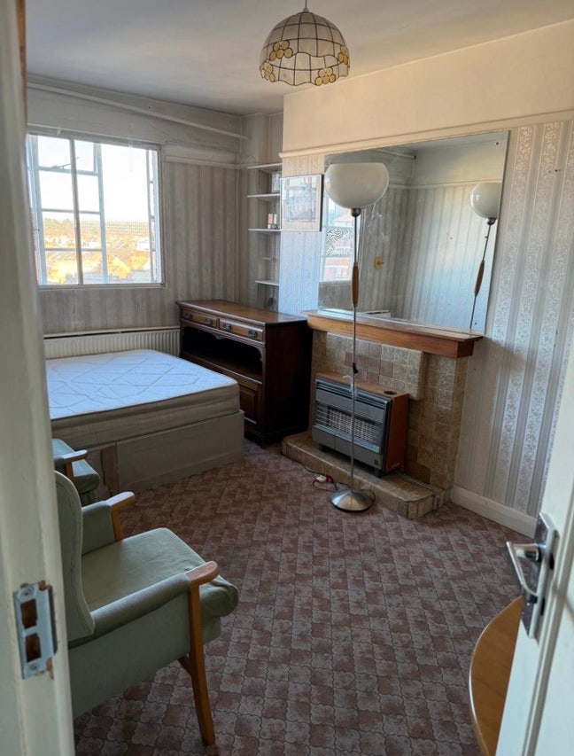 Double Room to let in W12 Main Photo