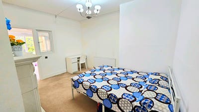 Double room - 2min Walk from Newbury Park Station Main Photo