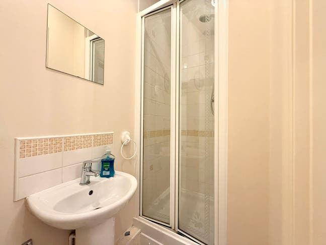Double Room with Private Bathroom - Bills included Main Photo