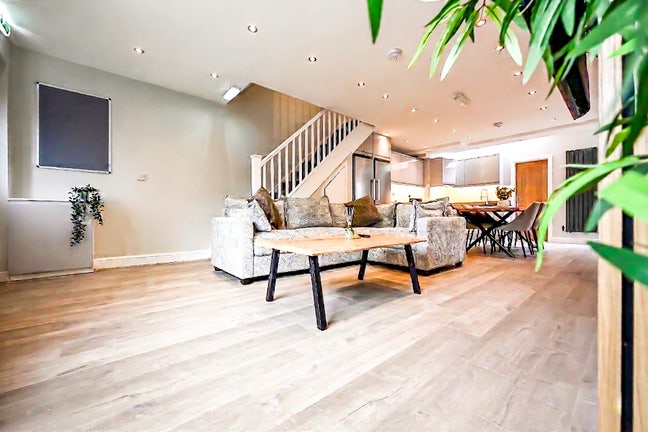 Luxury 🏡 Share Fallowfield Main Photo