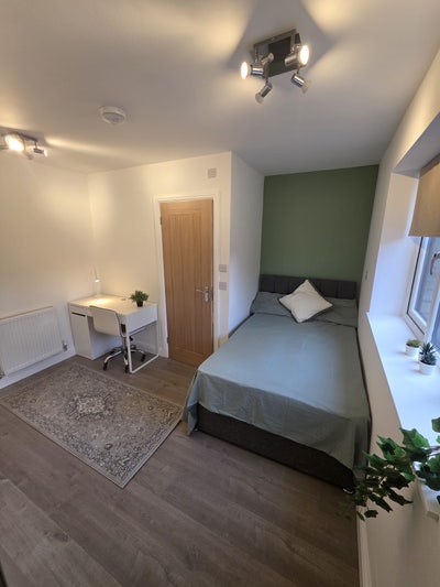 Luxury 🏡 Share Fallowfield Main Photo