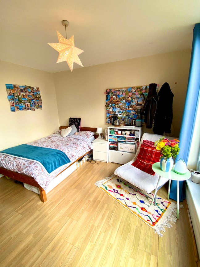 Bright and spacious ensuite room with balcony! Main Photo